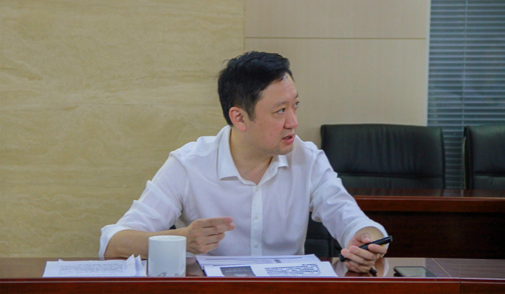 杜巖岫同志參加支部活動，為黨員講授黨課