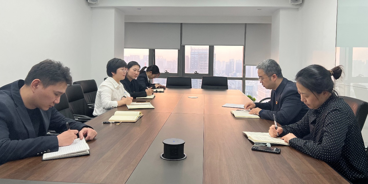 努力把準(zhǔn)斗爭(zhēng)方向，堅(jiān)定斗爭(zhēng)意志——法律事務(wù)中心召開(kāi)會(huì)議傳達(dá)黨課精神